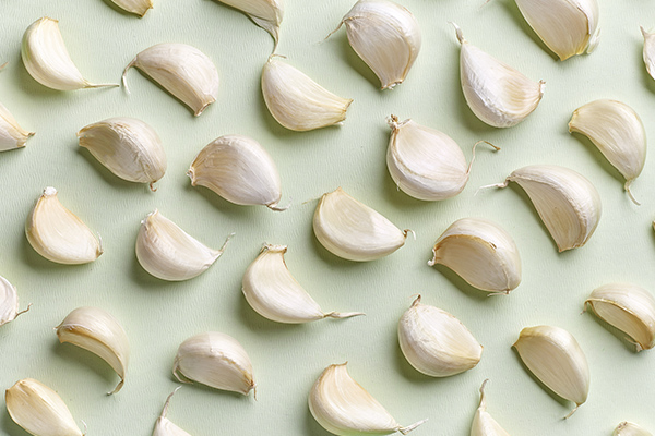 is garlic good for skin lightening?