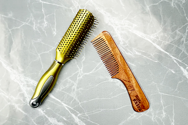 How to Clean a Wooden Hairbrush (in 6 Easy Steps)